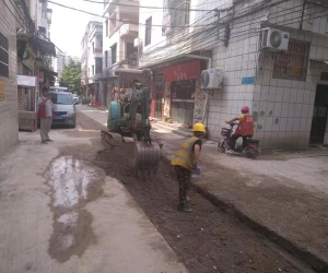 莞城的修路工人