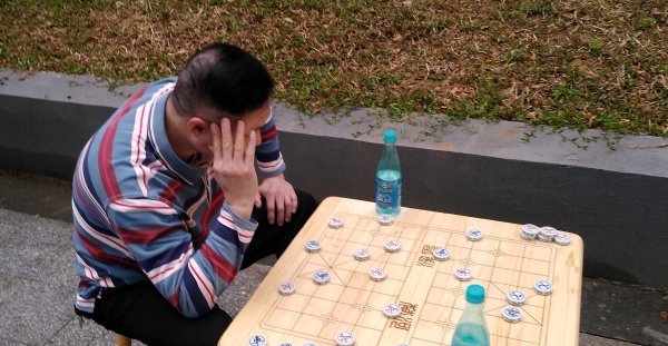与同学对垒中国象棋